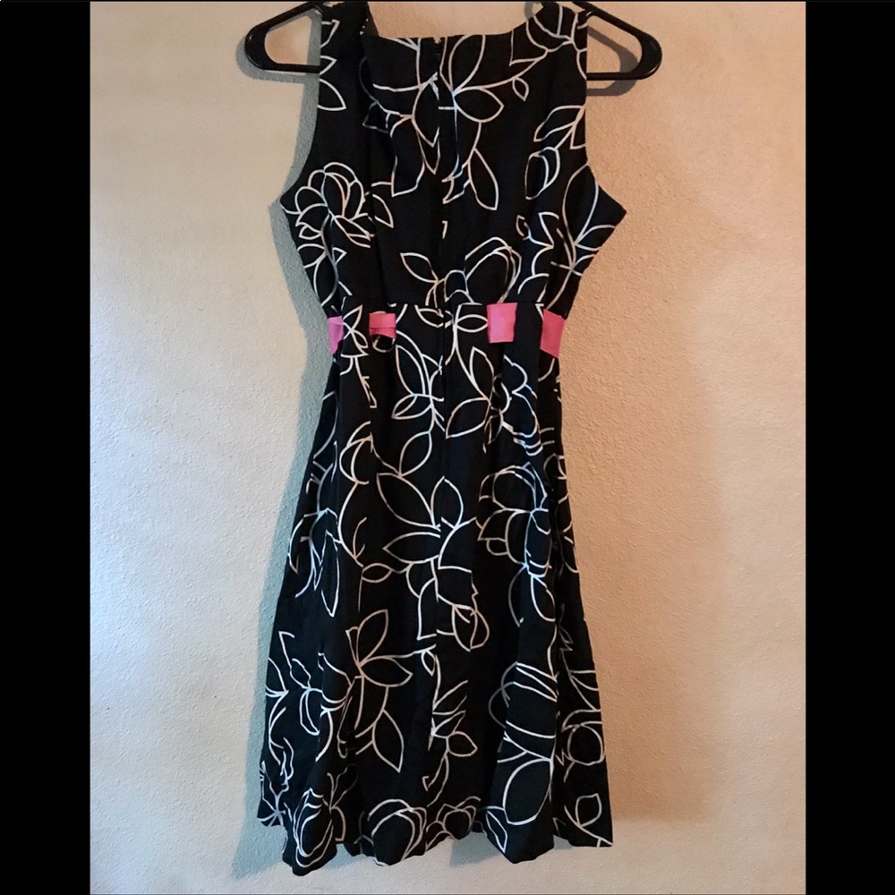 Madison Leigh Black/White Dress With Pink Ribbon